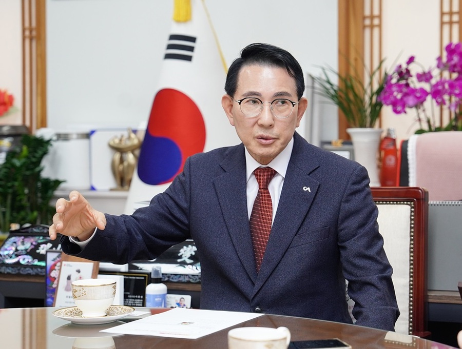 ▲ 이완섭 서산시장이 서산발전을 위해 추진하고 있는  하늘길‧바닷길‧도로‧철도망 등 4대 교통망 구축에 대해 설명하고 있다.ⓒ서산시