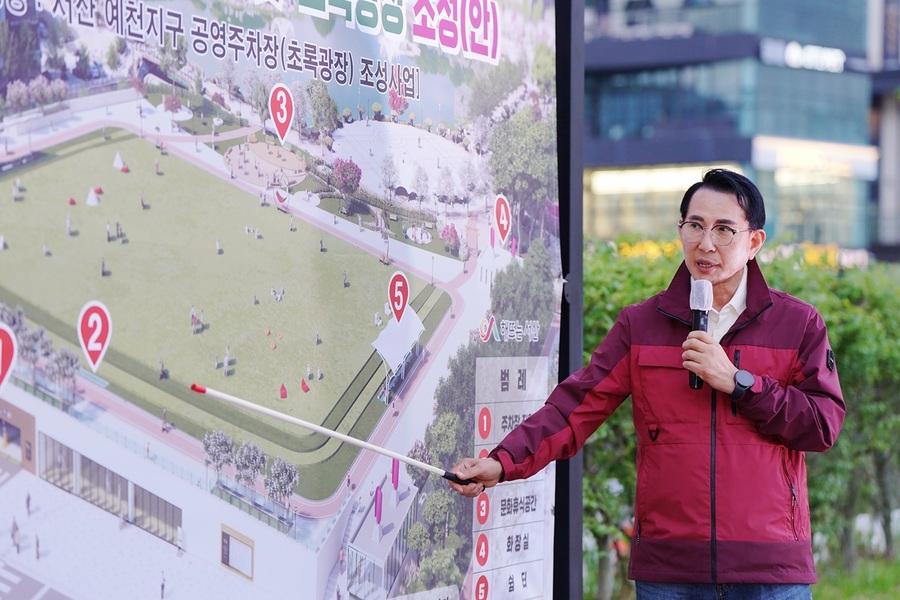 ▲ 이완섭 서산시장이 2024년 4월 24일 서산 중앙호수공원에서 현장 브리핑을 열고 서산 예천지구 공영주차장(초록광장) 조성사업에 대해 브리핑을 하고 있다.ⓒ서산시