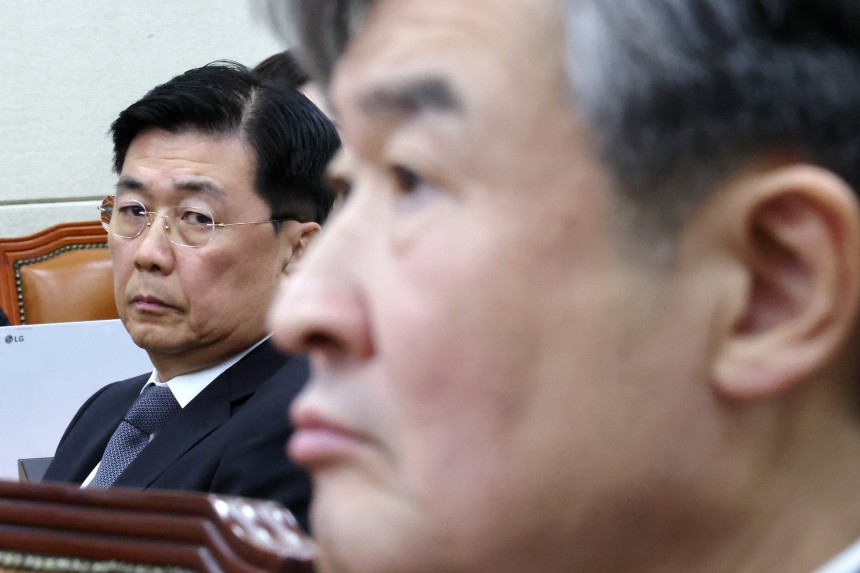 ▲ 홍장원(왼쪽) 전 국가정보원 1차장이 지난 22일 국회에서 열린 윤석열 정부의 비상계엄 선포를 통한 내란 혐의 진상규명 국정조사 특별위원회 1차 청문회에 출석해 조태용 국정원장을 바라보고 있다. ⓒ뉴시스