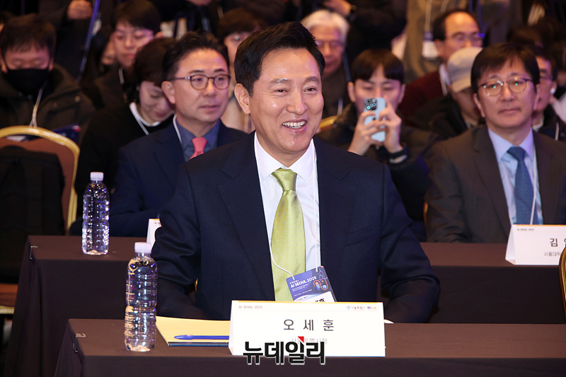 ▲ 오세훈 서울시장이 지난 11일 오전 서울 강남구 코엑스 그랜드볼룸에서 열린 'AI SEOUL 2025'에 참석해 자리하고 있다. ⓒ이종현 기자