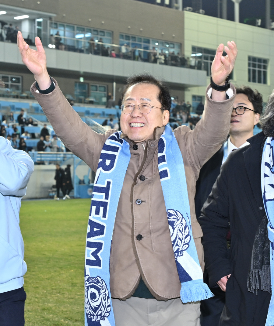 ▲ 홍준표 대구시장은 16일 오후 4시 30분 대구iM뱅크파크에서 열린 K리그1 홈개막전에 참석해 인사를 하고 있다.ⓒ대구시