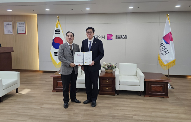 ▲ 14일 오후 부산시청에서 열린 위촉식에서 박형준 부산시장(오른쪽)이 하윤수 전 부산교육감(왼쪽)을 교육 정책 자문으로 위촉한 뒤 기념사진을 찍고 있다.ⓒ부산시