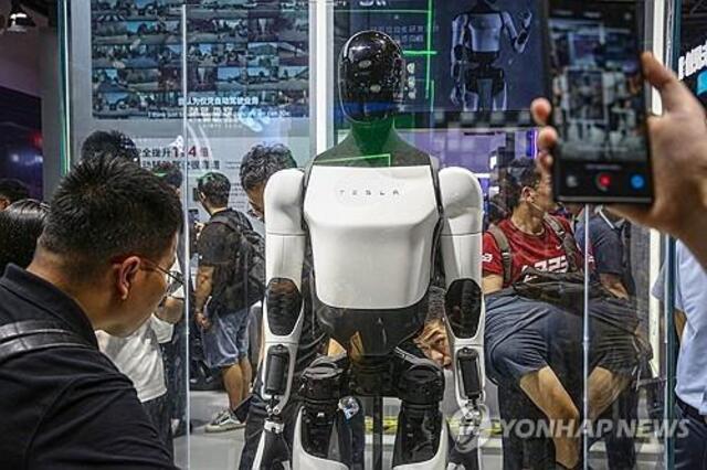 ▲ 테슬라의 휴머노이드 로봇 '옵티머스'. 출처=AFPⓒ연합뉴스