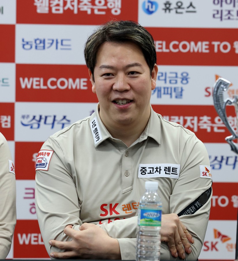 ▲ 15일 팀리그 5라운드 시상식 후 공식 기자회견을 가지는 강동궁ⓒPBA제공.