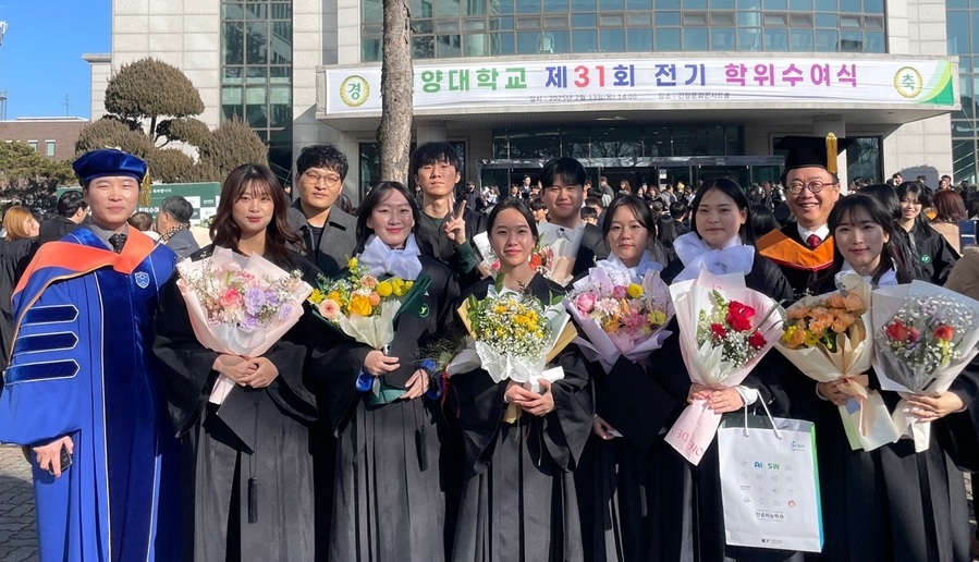 ▲ 건양대 인공지능학과 첫 졸업생.ⓒ건양대
