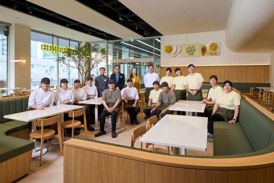 ▲ OCI드림 이지현 대표(맨 윗줄 왼쪽 세번째)와 직원들이 기념촬영을 하고 있다ⓒOCI