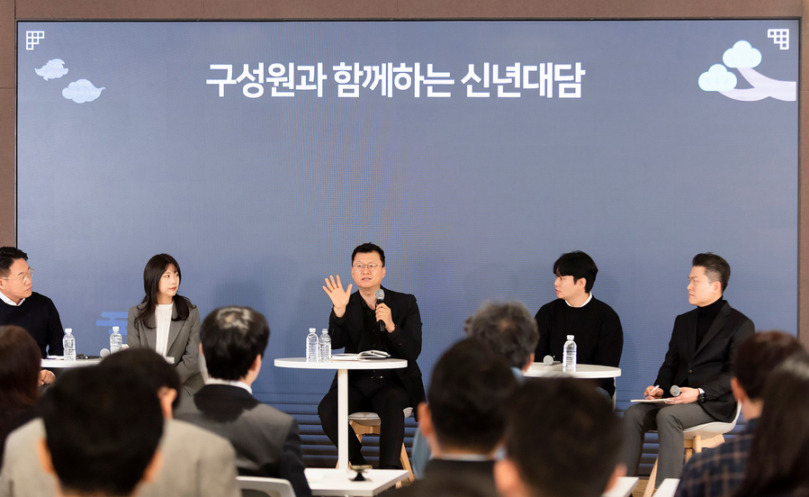 ▲ 올해 1월 2일 진행된 신년 대담에서 이호정 대표가 미래 비전에 대해 설명하고 있는 모습. ⓒSK네트웍스