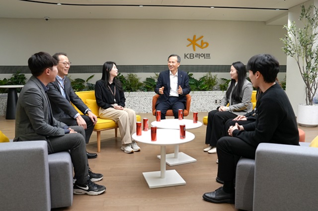 ▲ 정문철 KB라이프 대표이사 사장은 지난 13일 KB라이프타워에서 CEO 타운홀 미팅의 일환으로 우수 직원들과 함께 대화를 나누고 있다.ⓒKB라이프