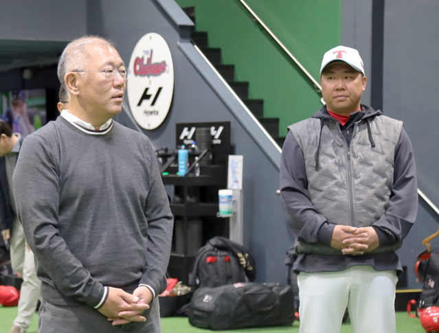 ▲ 정의선 현대차그룹 회장(왼쪽)이 KIA 타이거즈 이범호 감독(오른쪽), 선수, 코칭 스태프를 격려하고 있다. ⓒ현대차그룹