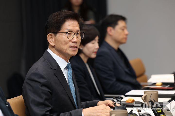 ▲ 김문수 고용노동부 장관이 지난해 11월8일 오전 서울 영등포구 파크원타워2에서 열린 최저임금 제도개선 연구회 발족 회의에서 모두발언하고 있다. ⓒ뉴시스