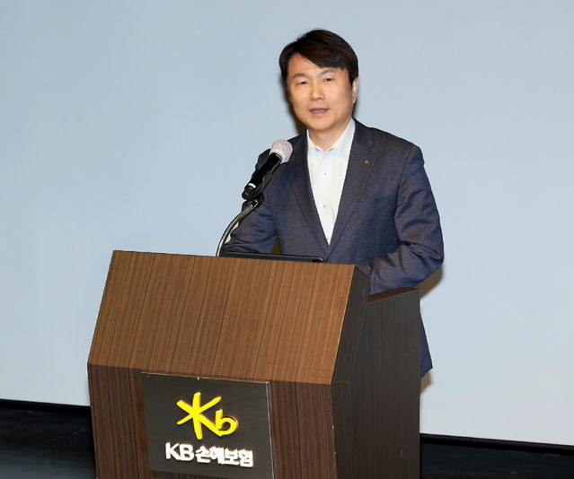 ▲ 구본욱 KB손해보험 사장이 17일 서울 강남구 KB아트홀에서 ‘고객중심경영’ 실천 다짐 발대식을 진행하고 있다.ⓒKB손해보험