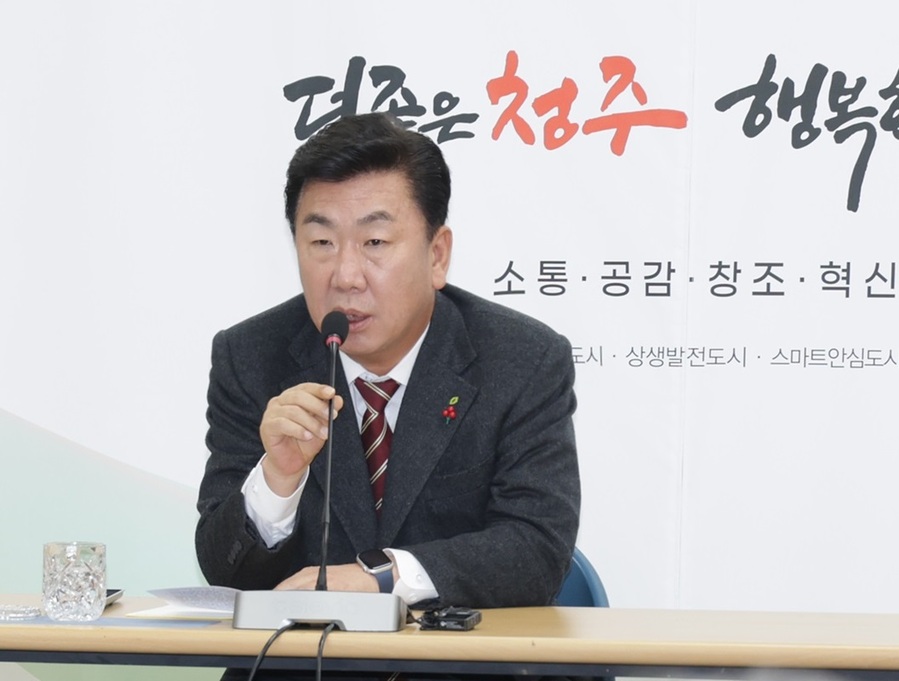 ▲ 이범석 청주시장은 17일 주간업무보고에서 “읍·면·동 주민과의 대화에서 나온 건의사항을 최대한 신속하게 해결하라”고 지시했다.ⓒ청주시