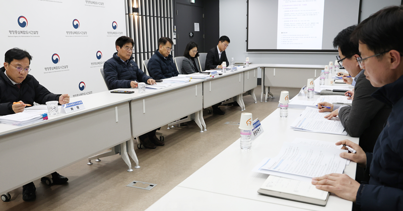 ▲ 김형렬 행복청장(왼쪽 두 번째)이 17일 오후 정부세종청사 6동에서 중대산업‧시민재해 관련 의무이행사항을 점검하고 있다.ⓒ행복청