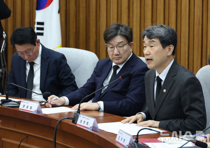 ▲ 이주호 사회부총리 겸 교육부 장관이 17일 서울 여의도 국회에서 열린 학교 안전 강화를 위한 당정협의회에서 발언하고 있다. ⓒ뉴시스