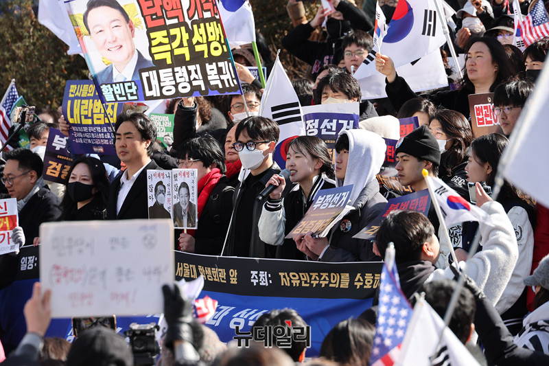 ▲ 서울대 탄핵반대 시국선언이 17일 오후 서울 관악구 서울대 아크로폴리스 광장에서 진행되고 있다. ⓒ정상윤 기자