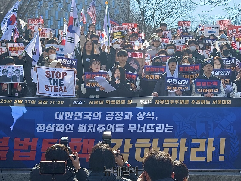 ▲ 17일 오후 서울대 아크로폴리스 광장에서 한 서울대생이 검은색 돕바 차림을 하고  탄핵 반대 시국선언을 진행하고 있다. ⓒ정혜영 기자