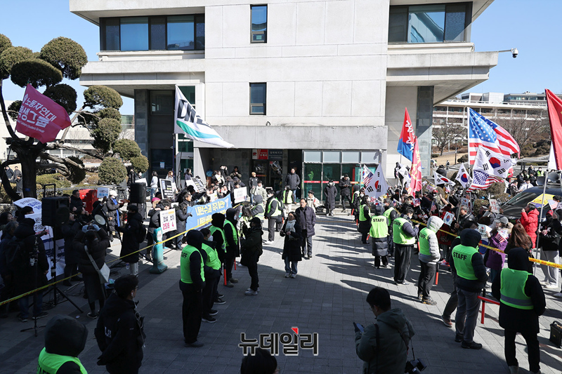 ▲ 아크로폴리스 광장 반대편에는 탄핵찬성을 주장하는 대진연 등이 맞불집회를 열었다. 경찰은 폴리스라인을 설치하고 충돌에 대비하고 있다. ⓒ정상윤 기자