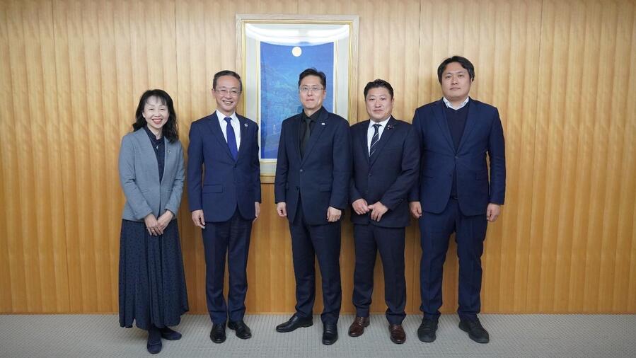 ▲ 지난 1월14일 함저협은 JASRAC과의 실무회의 참석에 앞서 집행부간 상견례를 가졌다. 사진은 (왼쪽부터) JASRAC의 스코 마나미 국제부 상무이사, 이자와 카즈마사 이사장, 함저협의 박혁철 전무이사, 김동현 본부장, 이태진 국제법무국장. ⓒ일본음악저작권협회