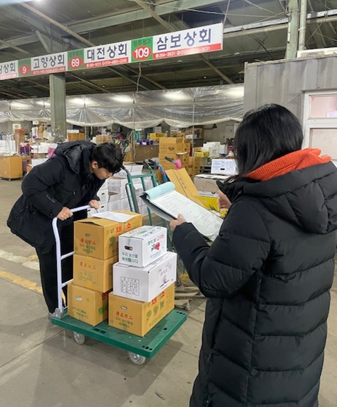 ▲ 충북보건환경연구원 직원들이 도내 농산물 공영도매시장에서 출하되는 농산물에 대해 안전성 검사를 실시하고있다.ⓒ충북보건환경연구원