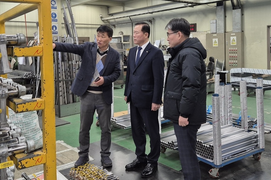 ▲ 한국가스안전공사 박경국 사장(가운데) 이 겨울철 가스사고 예방을 위한 안전관리 실태점검에서 관계자의 설명을 듣고 있다.ⓒ한국가스안전공사