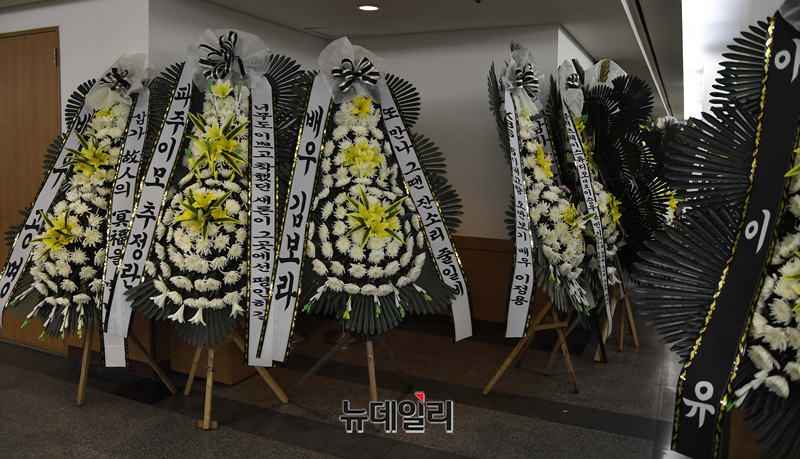 ▲ 배우 김새론의 빈소 앞에 놓여진 근조화환들. ⓒ사진=공동취재단
