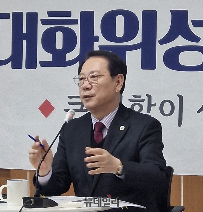 ▲ 송인헌 군수가 사리면에서 열린 면민과의대화에서 군정 성과를 설명하고 있다.ⓒ양승갑 기자