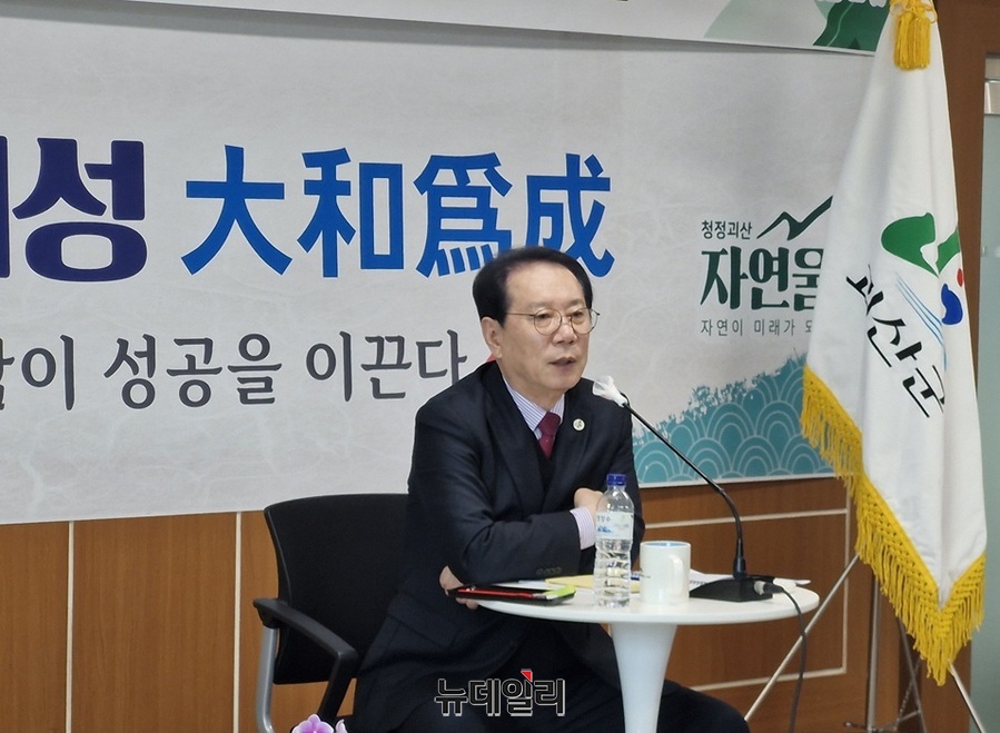 ▲ 송인헌 괴산 군수가 주민의 질문에 답하고 있다.ⓒ양승갑 기자