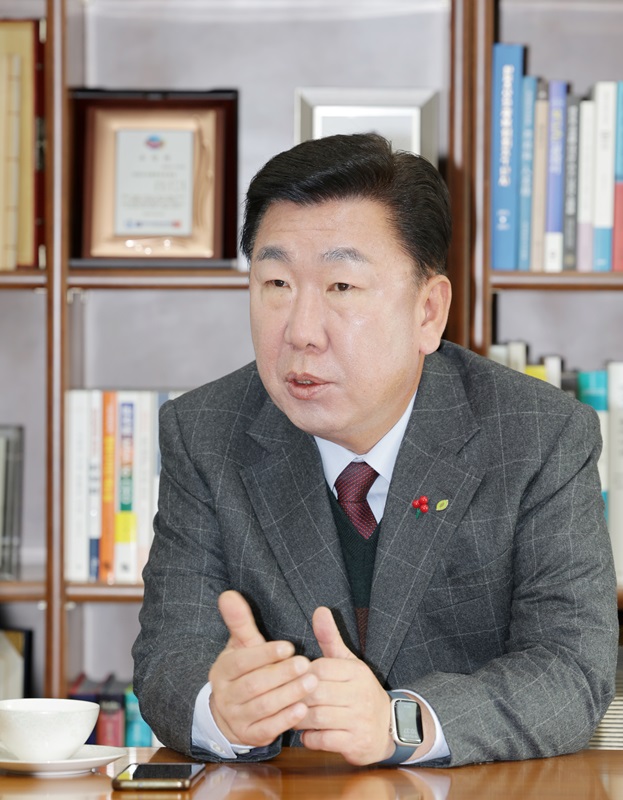 ▲ 이범석 청주시장이 시장실에서 뉴데일리와 인터뷰를 하고 있다.ⓒ청주시