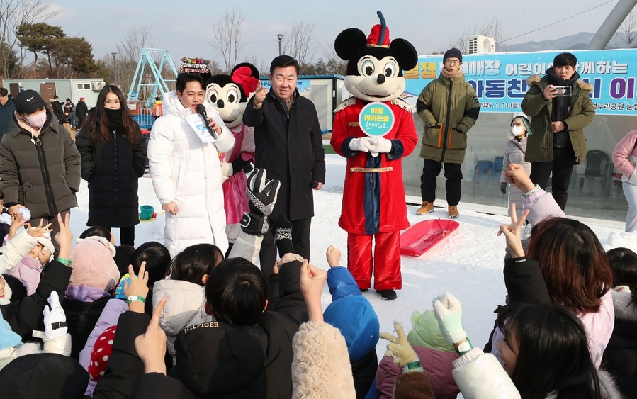 ▲ 이범석 청주시장이 ‘눈썰매장서 아동친화도시 이벤트’에 참여해 아이들과 즐거운 시간을 보내고 있다.ⓒ청주시