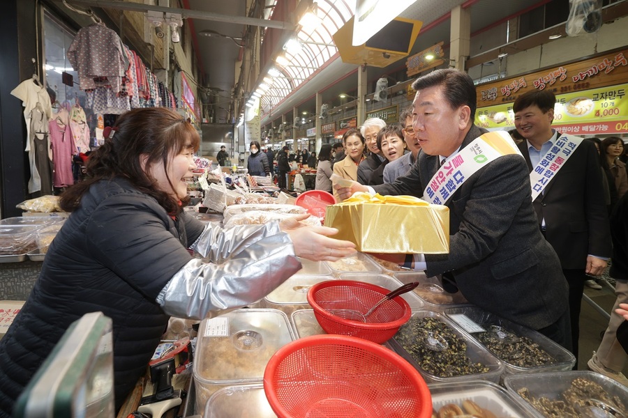 ▲ 이범석 청주시장 지난달 설을 앞두고 직원들과 함께‘설맞이 전통시장 장보기’를 하고 있다.ⓒ청주시