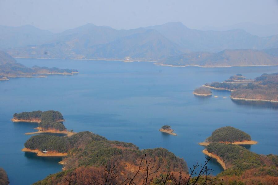 ▲ 충북 충주호의 ‘악어섬’. 악어섬은 충북 충주시 살미면 악어봉(월악산국립공원)에서 내려다볼 수 있는 절경으로, 산자락이 마치 악어떼가 물속으로 기어가는 모습처럼 보인다. 특히 작은 악어봉 전망대에서 바라보는 풍경이 뛰어나 많은 등산객과 사진가들의 사랑을 받고 있다. 사진은 악어봉 전망대에서 바라본 충주호 악어섬.ⓒ진경수 山 애호가