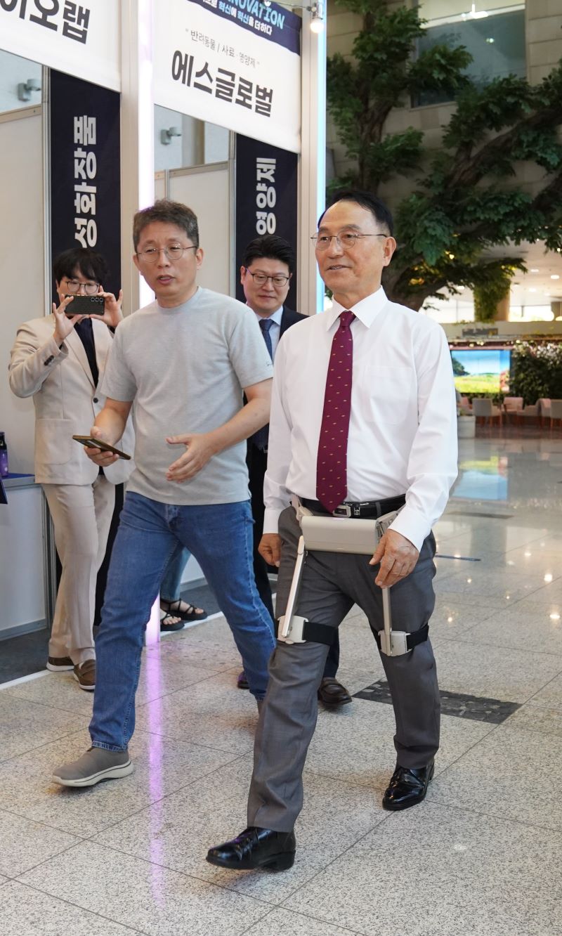 ▲ 박상돈 천안시장이 C-STAR 기업 위로보틱스가 개발한 초경량 웨어러블 로봇을 입고 걷고 있다.ⓒ천안시