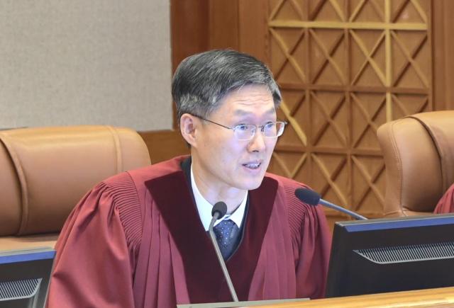 ▲ 문형배 헌법재판소장 권한대행이 13일 서울 종로구 헌법재판소 대심판정에서 열린 '윤석열 대통령 탄핵심판 8차 변론'에 입장해 자리하고 있다.ⓒ연합뉴스