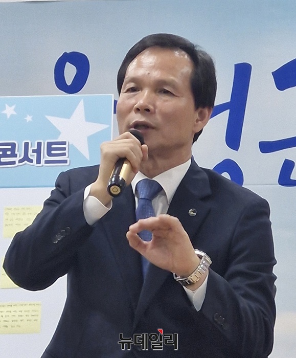 ▲ 조병옥 음성군수가 17일 음성군 대소면에서 열린2025 군민 공감토크콘서트에서 답변하고 있다.ⓒ양승갑 기자