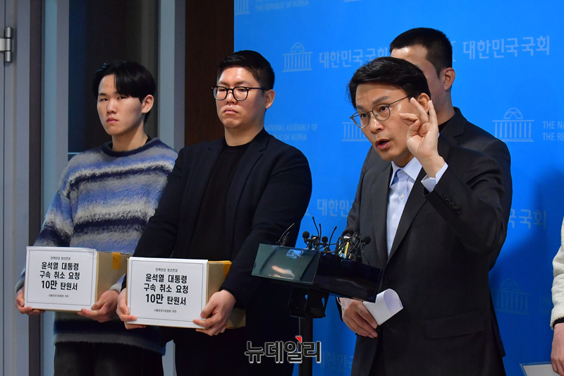 ▲ 윤상현 국민의힘 의원과 탄핵반대 청년연대 회원들이 18일 국회 소통관에서 기자회견을 열고 윤석열 대통령 구속 취소 10만 명 서명 탄원서를 법원에 제출한다고 밝힌 후 기자들의 질문에 답하고 있다. ⓒ 이종현 기자