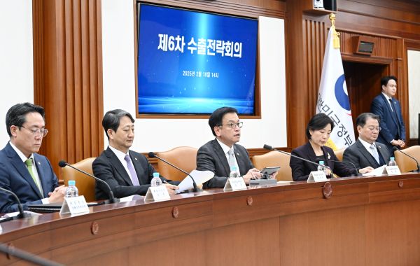▲ 최상목 대통령 권한대행 부총리 겸 기획재정부 장관(왼쪽 세 번째)이 18일 정부서울청사에서 열린 수출전략회의를 주재하고 있다. ⓒ기획재정부