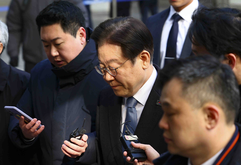 ▲ 이재명 더불어민주당 대표가 18일 서울 서초구 서울중앙지방법원에서 열린 '대장동 배임 및 성남FC 뇌물 의혹' 관련 특정범죄가중처벌등에관한법률위반 공판에 출석하고 있다. ⓒ뉴시스