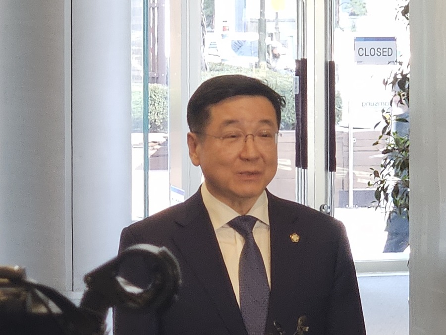 ▲ 이찬희 삼성준법감시위원회 위원장이 18일 서울 서초구에서 열린 정례회의 참석 전 기자들의 질문에 답하고 있다ⓒ윤아름 기자