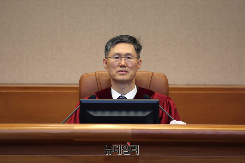 ▲ 문형배 헌법재판소장 권한대행이 18일 서울 종로구 헌법재판소에서 열린 윤석열 대통령 탄핵심판 9차 변론기일에 참석해 자리하고 있다. ⓒ공동취재단