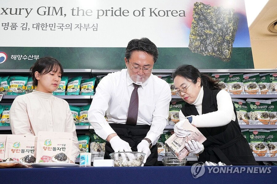 ▲ 김 스낵 만드는 강도형 해수부 장관 ⓒ연합뉴스