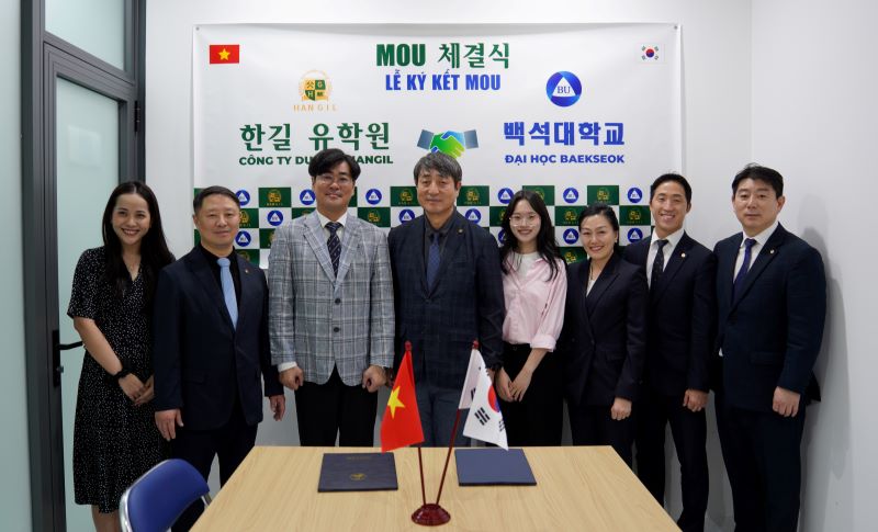 ▲ 이계영(왼쪽 네 번째) 백석대학교 대외협력부총장과 김도일(왼쪽 세 번째) 베트남 한길유학원 대표 등이 업무협약을 체결하고 기념 촬영을 하고 있다.ⓒ백석대