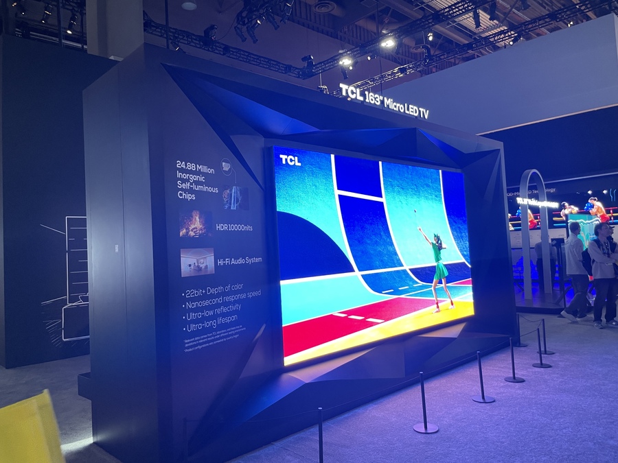 ▲ CES 2025 기간 미국 라스베이거스 컨벤션센터 센트럴 홀에 마련된 TCL의 전시관. 163인치 마이크로 LED TV를 전시했다. ⓒ이가영 기자