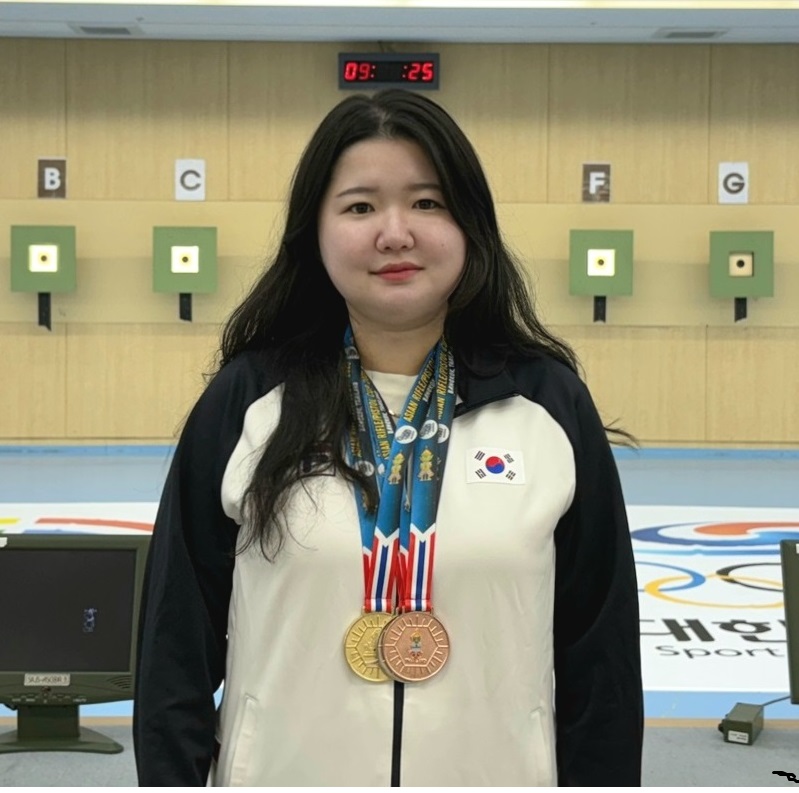 ▲ 청주시청 일반사격부(감독 강문규, 코치 김학기) 박하향기 선수가 ‘2025 ASC 방콕 아시안컵 사격대회’에서 금메달 1개, 은메달 1개, 동메달 1개를 획득한 후 기념촬영을 했다.ⓒ청주시