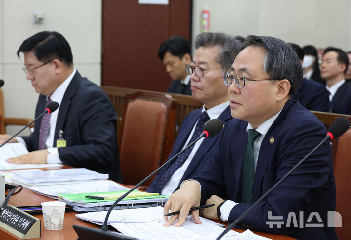 ▲ 고기동 행정안전부 장관 직무대행이 18일 서울 여의도 국회에서 열린 제422회 국회(임시회) 행정안전위원회 제1차 전체회의에서 의원 질의에 답하고 있다. ⓒ뉴시스