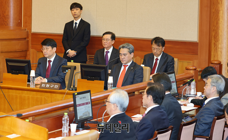 ▲ 윤석열 대통령측 변호인들이 18일 서울 종로구 헌법재판소에서 열린 '윤석열 대통령 탄핵심판 9차 변론'에 출석해 변론 시작을 기다리고 있다. ⓒ공동취재단