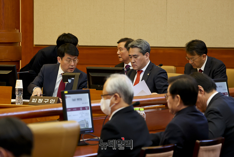 ▲ 윤석열 대통령측 변호인들이 18일 서울 종로구 헌법재판소에서 열린 '윤석열 대통령 탄핵심판 9차 변론'에 출석해 변론 시작을 기다리고 있다. (사진=공동취재단)