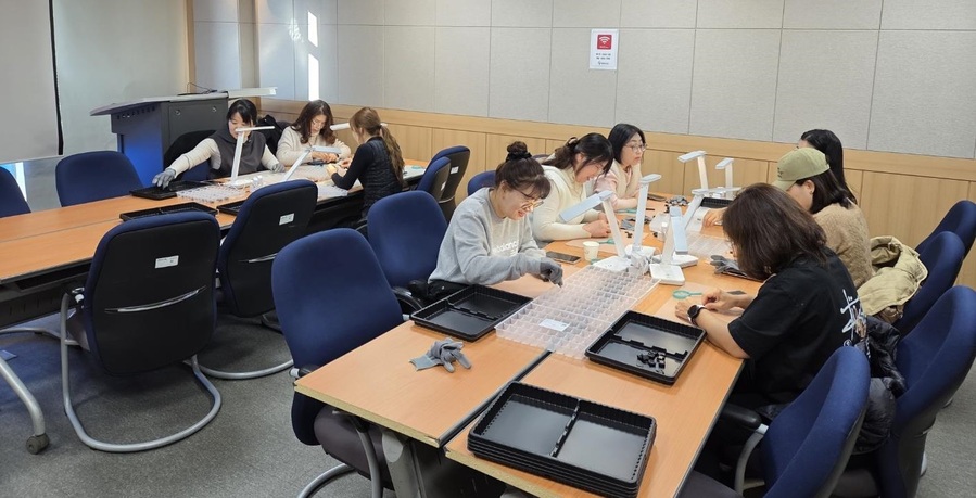 ▲ 충북도는 충북테크노파크에서 10여 명의 오창지역 주부가 참여한 가운데 ‘일하는 밥퍼와 연계한 도시근로자 시범사업장’ 운영을 시작했다.ⓒ충북도