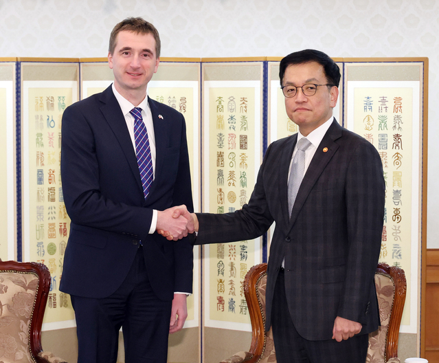 ▲ 최상목 대통령 권한대행 부총리 겸 기획재정부 장관이 18일 정부서울청사에서 루카쉬 블첵 체코 산업통상부 장관을 만나 악수하고 있다. (대통령실통신사진기자단) 2025.02.18. ⓒ뉴시스