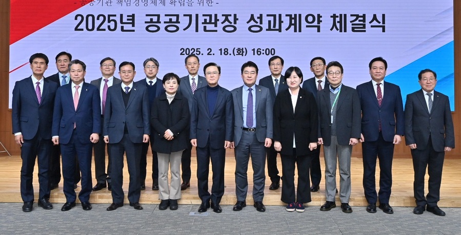 ▲ 김태흠 충남도지사가 18일 도청에서 도내 공공기관과 올해 우죠 업무계획을 공유한 뒤 기념촬영을 하고 잇다.ⓒ충남도