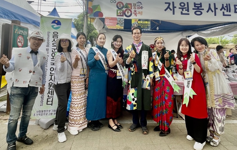 ▲ 음성품바축제장에서 음성군외국인지원센터가 축제장을 찾는 외국인을 위해 통역 자원봉사를 진행하고 있다.ⓒ음성군